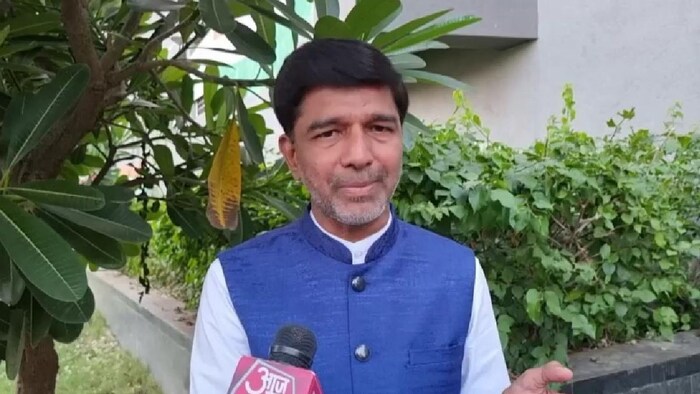 बीजेपी के विधायक प्रशांत बंब बेरोजगार युवाओं को जर्सी गाय दे रहे हैं