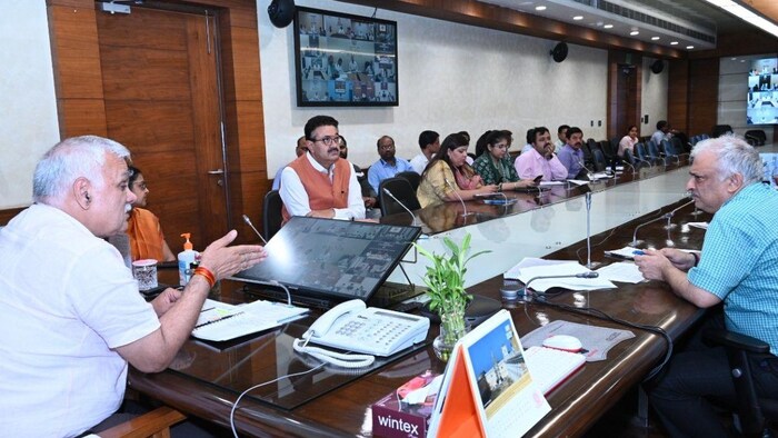 यूपी के मुख्य सचिव दुर्गाशंकर मिश्र ने रबी फसलों की सरकारी खरीद की समीक्षा की, फोटो: साभार यूपी सरकार