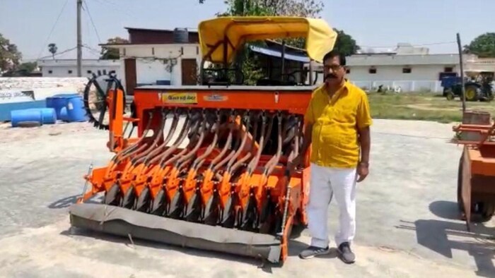 आधुनिक कृषि यंत्राें से परंपरागत खेती का सफल मॉडल पेश किया गोरखपुर के किसान दिवाकर ने, फोटो, किसान तक