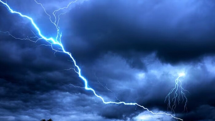 झारखंड में बिजली गिरने से 12 लोगों की मौत हो गई (सांकेतिक तस्वीर-freepik)