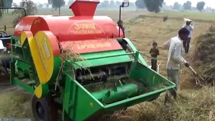 उधमपुर के किसानों ने चुना आधुनिक तकनीक के थ्रेशर मशीन, फोटो साभार: (aaj tak)