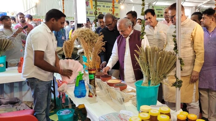 देहरादून में श्रीअन्न की प्रदर्शनी का अवलोकन करते केंद्रीय कृषि मंत्री (Photo-Ministry of Agriculture).