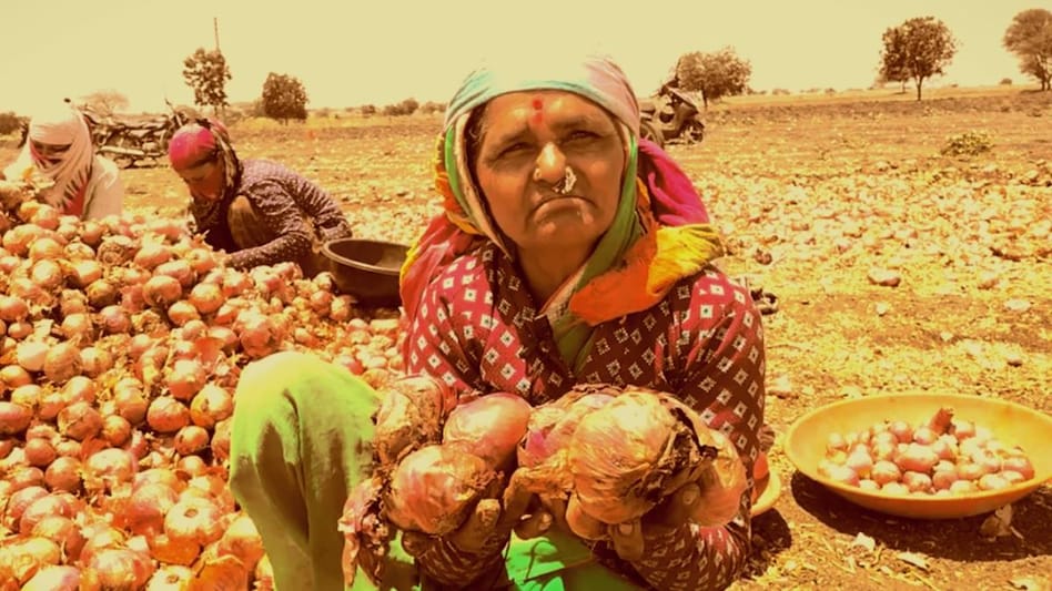 बार‍िश और ओलावृष्ट‍ि से खराब हुई प्याज द‍िखाती मह‍िला क‍िसान (Photo-Kisan Tak). 