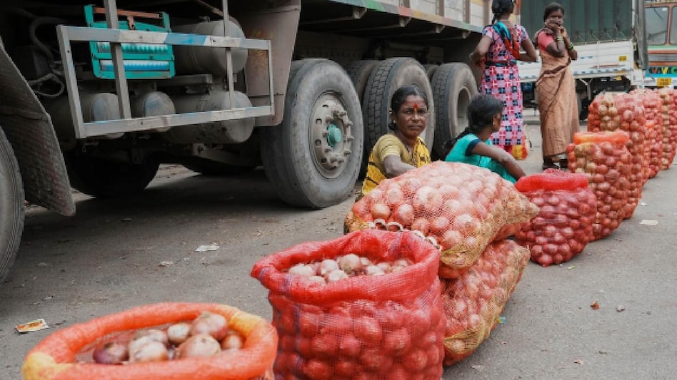 पूरे देश में प्याज के भाव में गिरावट है जिससे किसान परेशान हैं (फोटो साभार-India Today/PTI)