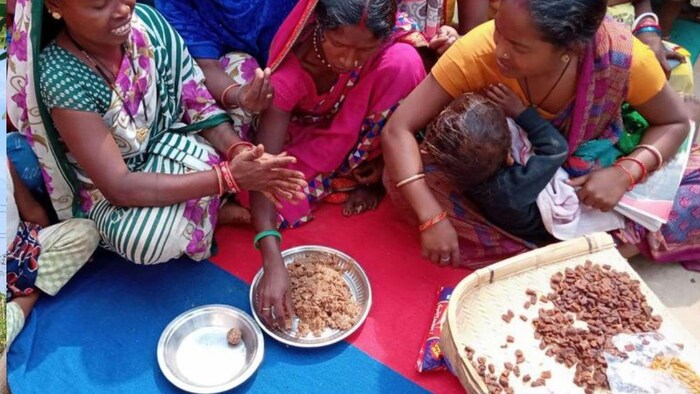 महुआ से उत्पाद बनातीं महिलाएं फोटोः किसान तक