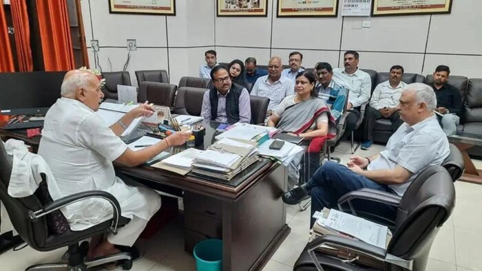 यूपी में पीएम किसान सम्मान निधि योजना की समीक्षा करते कृषि मंत्री सूर्य प्रताप शाही, फोटो: यूपी सरकार