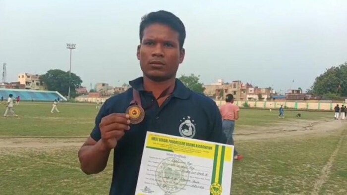 मालदा में किसान परिवार के युवा राजकुमार रॉय ने बॉक्सिंग में मेडल जीता है