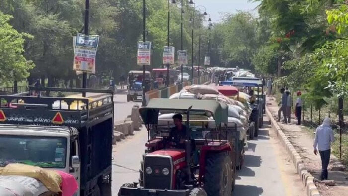 रेवाड़ी मंडी के बाहर कई किमी तक ट्रैक्टरों की लाइन लग गई है