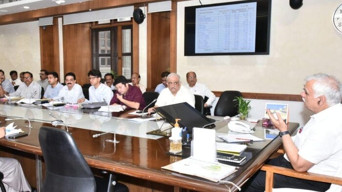 यूपी में किसान हितैषी योजनाओं के इस साल संचालन की समीक्षा करते मुख्य सचिव डीएस मिश्र, फोटो: यूपी सरकार