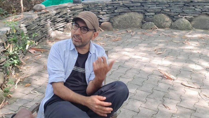 पीपल फार्म पर किसान तक से बात करते रॉबिन सिंह.