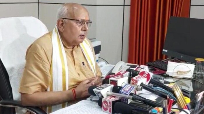 पीएम किसान सम्मान निधि के संतृप्तीकरण अभियान की जानकारी देते यूपी के कृषि मंत्री सूर्यप्रताप शाही, फोटो, किसान तक