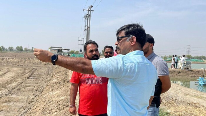 पंजाब में झींगा पालकों को टिप्स देते डॉ. मनोज शर्मा. फोटो क्रेडिट- मनोज शर्मा