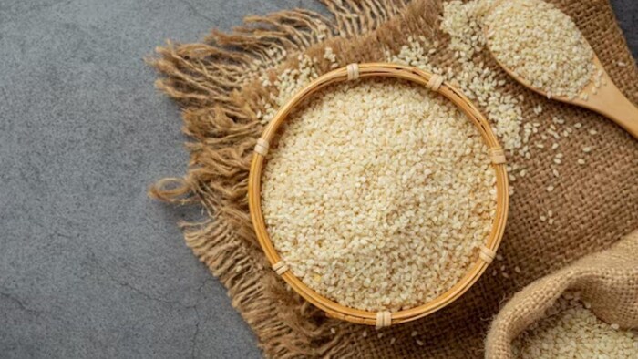 बंजर जमीन पर किसान कर रहे हैं तिल की खेती, फोटो साभार: freepik