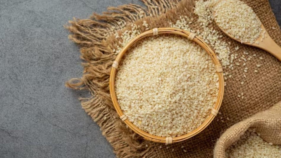 बंजर जमीन पर किसान कर रहे हैं तिल की खेती, बढ़ेगी आमदनी, रुकेगा पलायन बंजर जमीन पर किसान कर रहे हैं तिल की खेती, बढ़ेगी आमदनी, रुकेगा पलायन