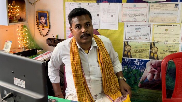 धीरेंद्र सिंह समूह की मदद से खाद बीज दुकान से कर रहे मोटी कमाई. फोटो-किसान तक