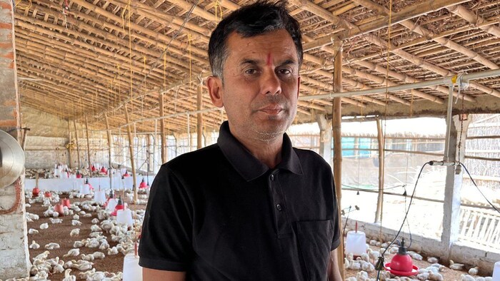 दरभंगा जिले के रहने वाले अनिल कुमार राय पोल्ट्री के व्यवसाय से मोटी कमाई कर रहे हैं.फोटो-किसान तक