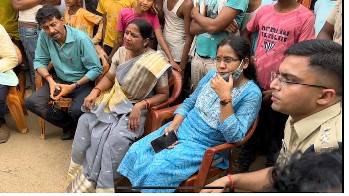 स्थानीय विधायक सहित अन्य पदाधिकारी किसानों से बातचीत करते हुए, फोटो किसान तक