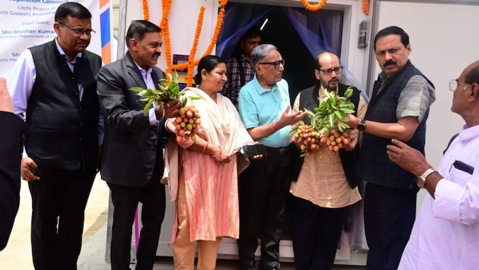 एक्ज़िम बैंक के द्वारा मुजफ्फरपुर के लीची किसानों को दिया गया कृषि उपकरण, फोटो- किसान तक