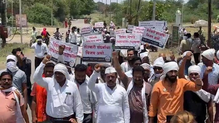 खरीफ सीजन में कृषि लोन देने के लिए बार्शी टाकली तहसील पर किसानों ने मोर्चा निकाला