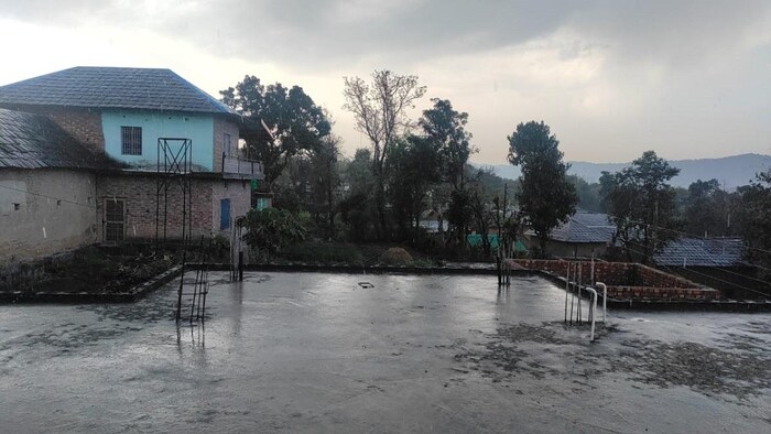 लगातार हो रही बारिश ने लोगों के लिए मुसीबत खड़ी कर दी है