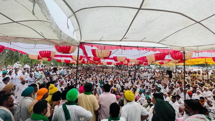 हनुमानगढ़ में भाखड़ा में 1200 क्यूसेक पानी देने की मांग को लेकर जमा हुए किसान. फोटो- Santveer Singh