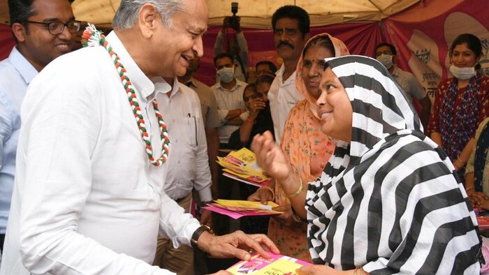 मुख्यमंत्री अशोक गहलोत ने मंगलवार को उदयपुर में नफीसा बानो को तीन करोड़वां गारंटी कार्ड सौंपा. फोटो- CMO