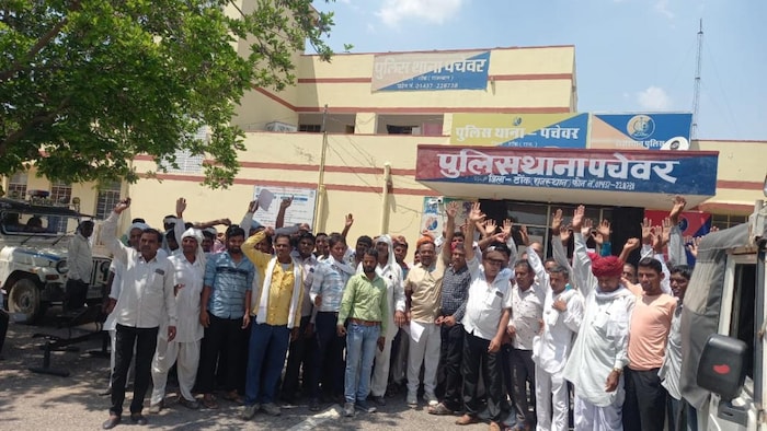 किसानों ने पचेवर थाने में शिकायत दर्ज कराई है. फोटो- Ajay Charan