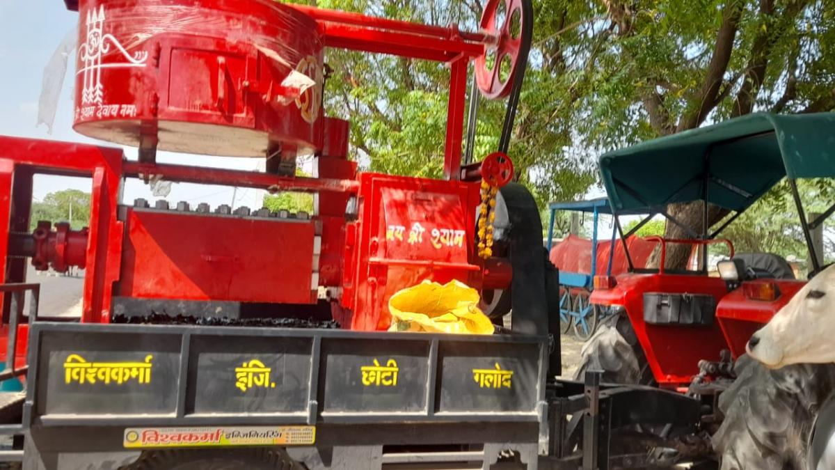 टोंक जिले के डोडवाड़ी गांव में किसान गोपीलाल जाट ने ट्रैक्टर पर सरसों पिराई मशीन लगा ली है. फोटो- Ramlal Jaat