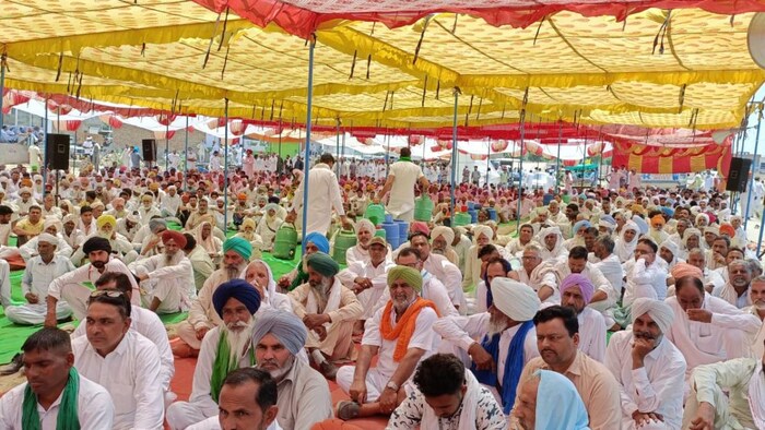 हनुमानगढ़ में सिंचाई के पानी को लेकर हुए धरने में बैठे किसान. फाइल फोटो-