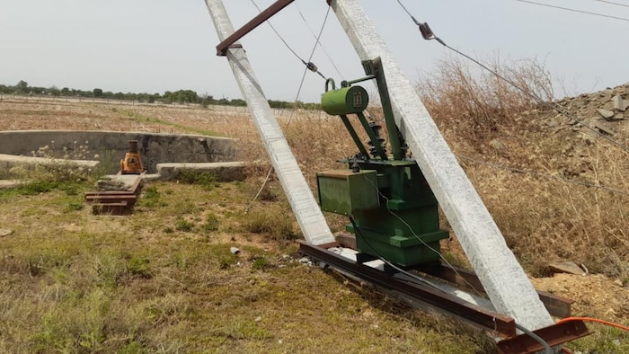 टोंक की तरह पूरे प्रदेश में इसी तरह बिजली के खंभे गिरे हैं. 16 लोगों की मौत हुई हैं. फोटो- Gopilal Choudhary