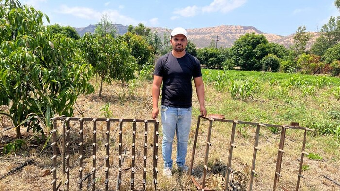 जीरो टिलेज खेती में इस जुगाड़ से सीड की बुवाई करते हैं किरण यादव (Photo-Sarita Sharma/Kisan Tak)