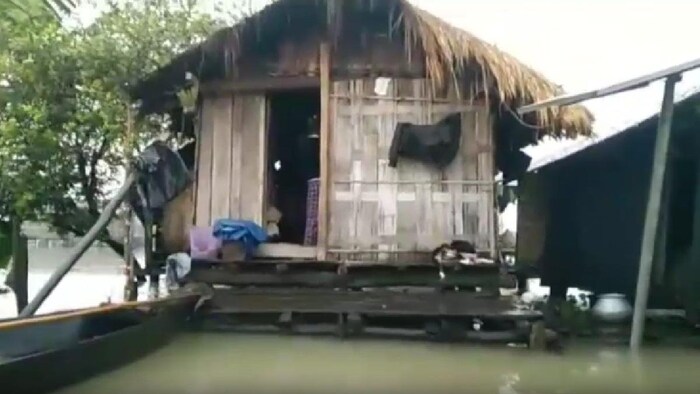 असम के कई जिलों में बाढ़ के हालात हैं