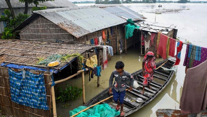असम में बाढ़ से हालात बिगड़ते जा रहे हैं (फोटो साभार-India Today/PTI)