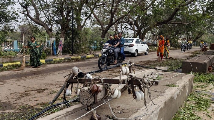 चक्रवाती तूफान बिपरजॉय से गुजरात में बड़ी क्षति हुई है (फोटो साभार- India Today/PTI)