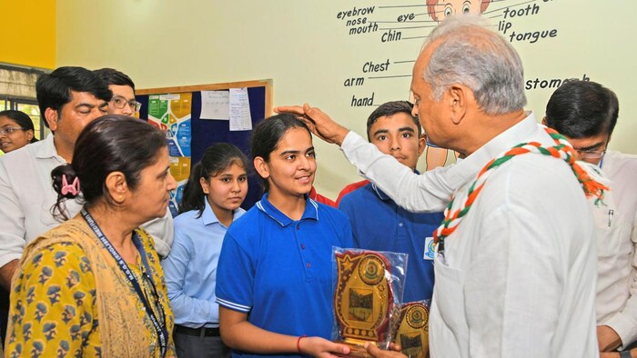छात्राओं के साथ राजस्थान के मुख्यमंत्री अशोक गहलोत. फाइल फोटो- DIPR