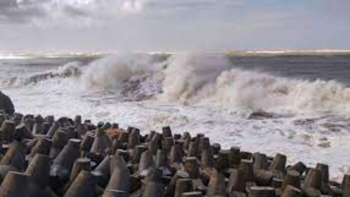 Cyclone Biparjoy: ट्रेन रूट में बदलाव, तटीय इलाकों को करवाया जा रहा खाली