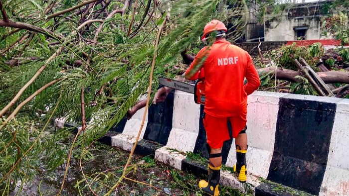 गुजरात में चक्रवाती तूफान से भारी तबाही (फोटो साभार-India Today/PTI)