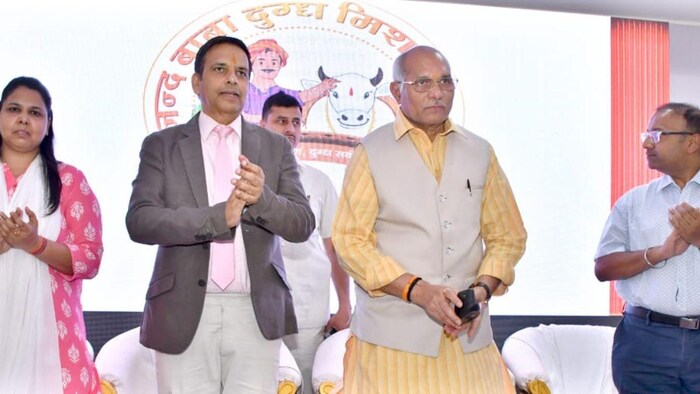 यूपी के पशुपालन मंत्री धर्मपाल सिंह ने नन्द बाबा दुग्ध मिशन की शुरुआत की, फोटो: यूपी सरकार