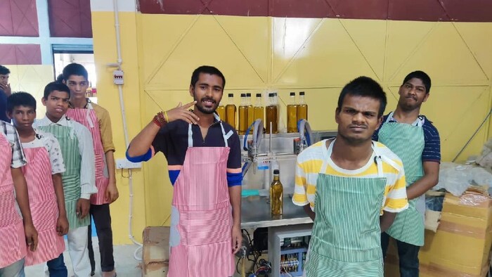 दृष्टि सामाजिक संस्थान दिव्यांग बच्चों की मदद कर रहा है