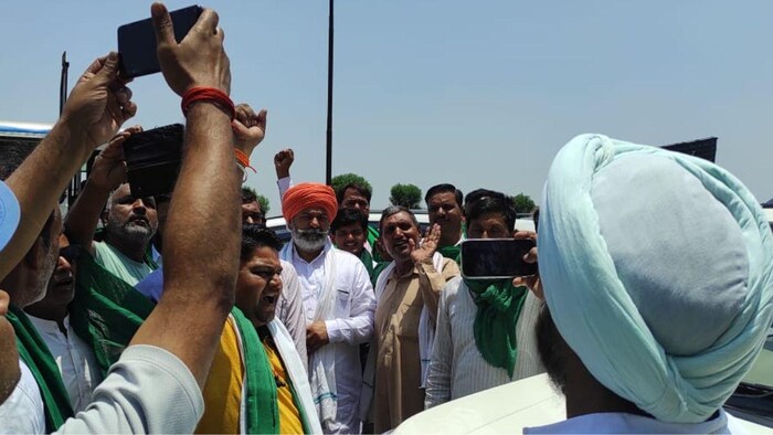 सूरजमुखी के एमएसपी पर खरीद की मांग को लेकर किसानों ने किया आंदोलन