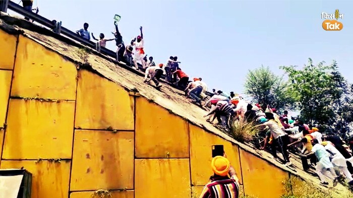 कुरुक्षेत्र में किसान आंदोलन, जीटी रोड पर इस तरह चढ़ने की कोशिश करते किसान. (Photo-Kisan Tak).