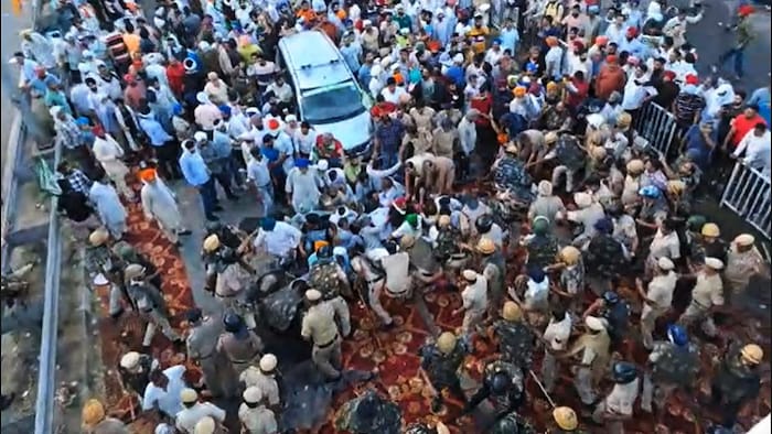 कुरुक्षेत्र में आंदोलनकारी किसानों से जीटी रोड खाली करवाती पुलिस (Photo-Kisan Tak).