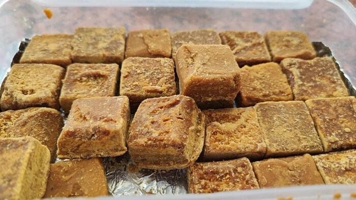 अजवाइन युक्त गुड़