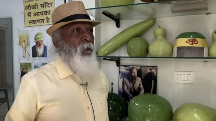 प्रो शिवपूजन सिंह ने बनाया लौकी का मंदिर