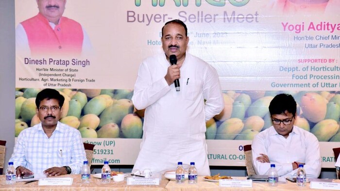मुंबई में मेंगो बायर सेलर मीट में यूपी के आम की खबियां बताते खाद्य प्रसंस्करण मंत्री दिनेश प्रताप सिंह, फोटो: यूपी सरकार