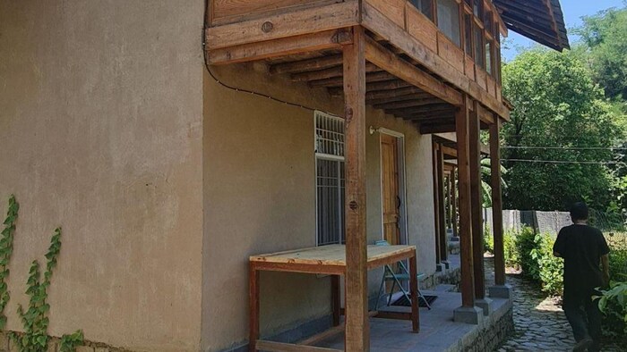 पीपल फार्म में मिट्टी और लकड़ी से बना घर. फोटो क्रेडिट-किसान तक