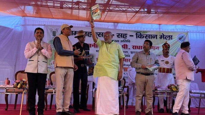 मंच पर उपस्थित राज्य व अन्य लोग फोटोः किसान तक