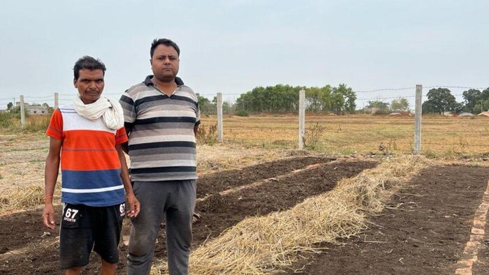 अपने फार्म में खड़े प्रिंस राज फोटोः किसान तक