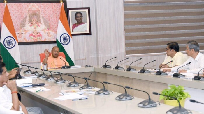 यूपी में इस साल वृक्षारोपण अभियान की रणनीति तय करते सीएम याेगी