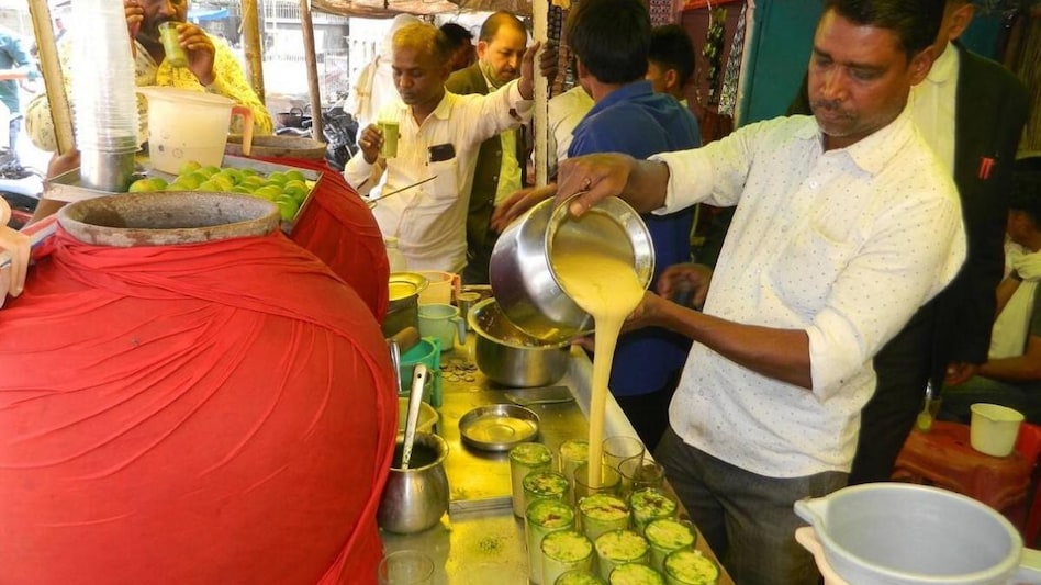 Sattu lassi: बड़ा मजेदार बा हमार लस्सी, बलिया से बनारस तक बढ़ने लगा इसका क्रेज Sattu lassi: बड़ा मजेदार बा हमार लस्सी, बलिया से बनारस तक बढ़ने लगा इसका क्रेज